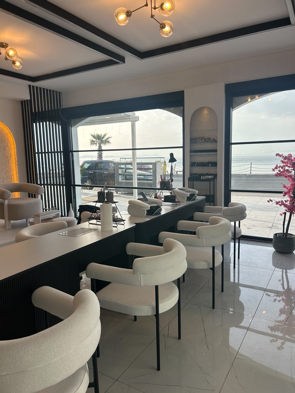 Es'Senew salon iç mekan — Güzelbahçe, deniz manzarası